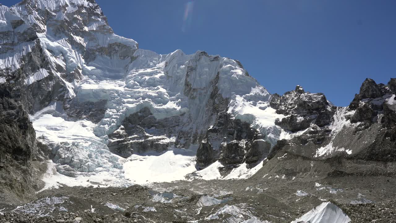 una hermosa vista de las montañas del himalaya en el valle de khumbu
