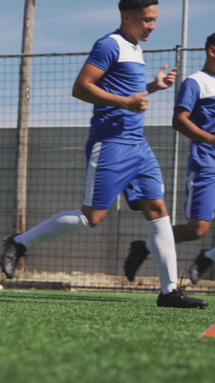 Animación de texto de redes sociales en banners sobre jugadores de fútbol