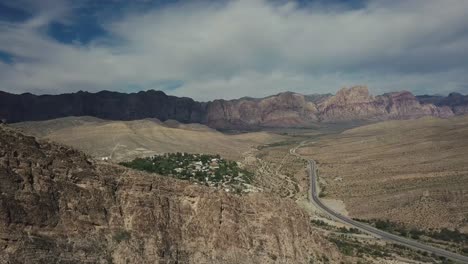 Encontrar-Un-Pequeño-Pueblo-En-La-Cima-De-Una-Montaña-En-El-Desierto-De-Nevada