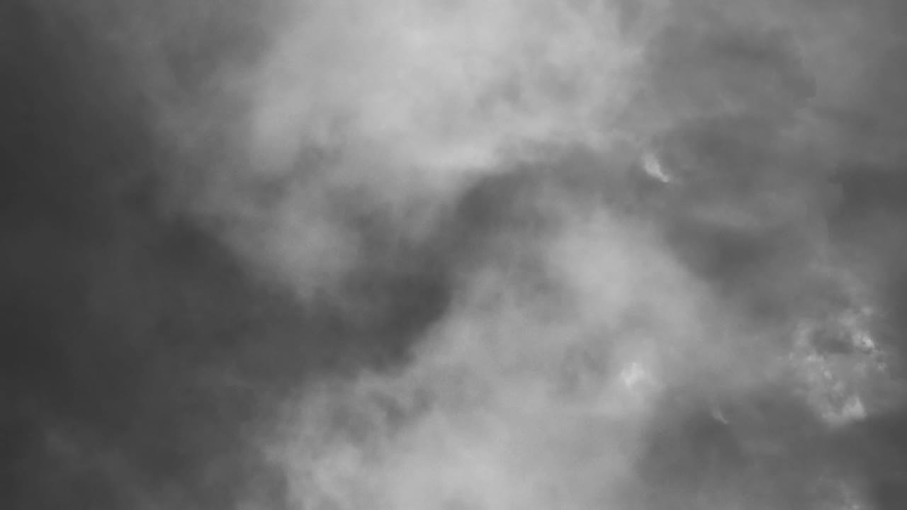 어두운 적란운과 뇌우 내부보기