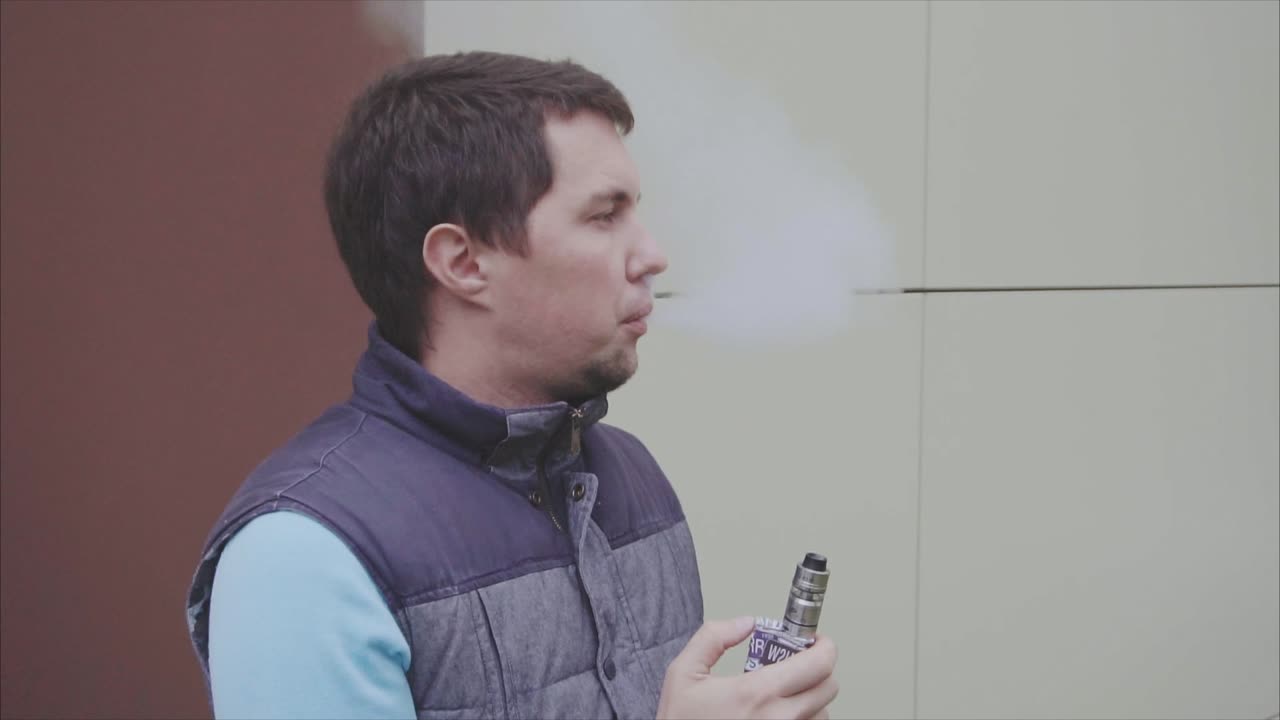 hombre vaping afuera