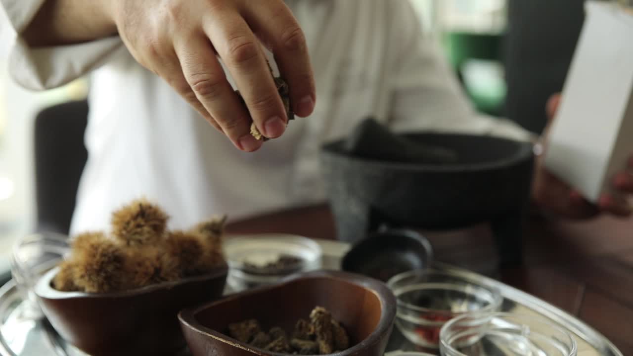 chef preparando especias y castañas