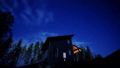 time-lapse nocturno de cabaña montañosa con árboles en finlandia