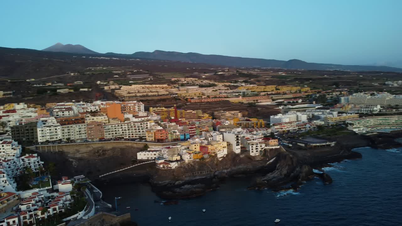 impresionante vista de la ciudad de tenerife españa isla 4k drone shot panorama en la costa costera con edificios volcán en el fondo y las montañas