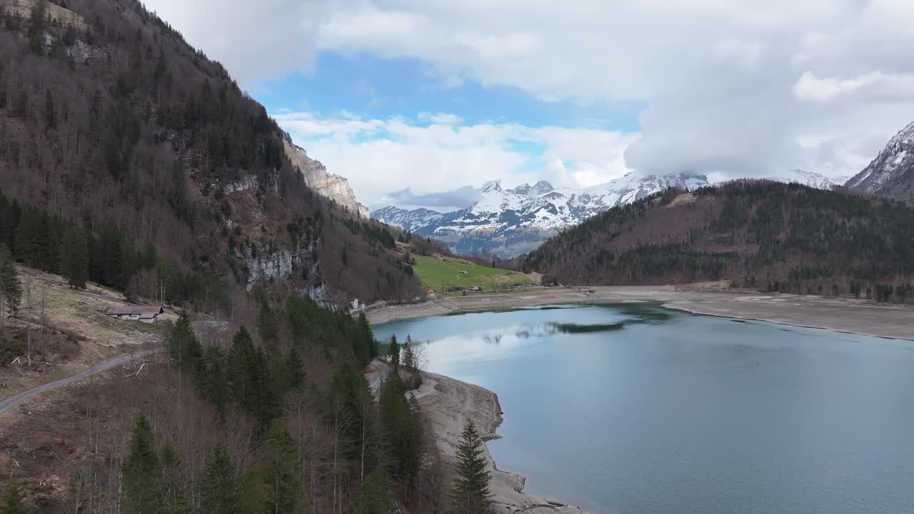 Vista aerea del lago di montagna Klöntalersee