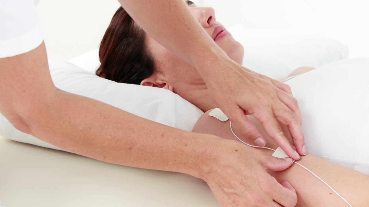 mujer que recibe electroterapia