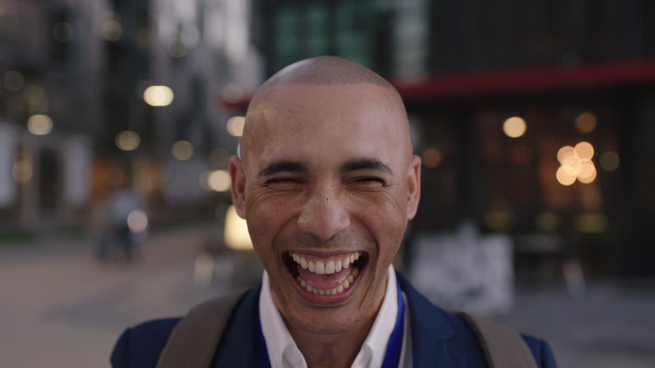 retrato de un hombre de negocios hispano haciendo caras divertidas tontas felices