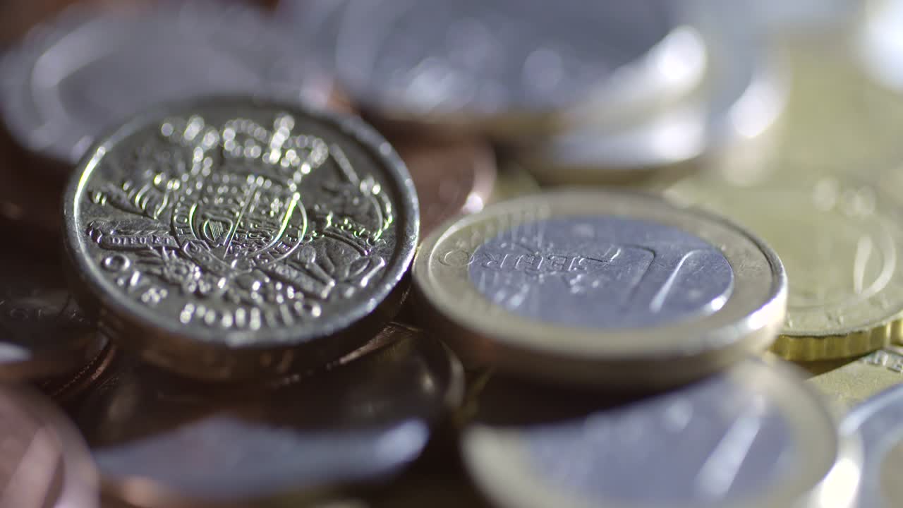 girando alrededor de euros y libras duramente iluminados