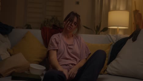 mujer relajándose en el sofá por la noche