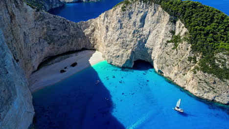la playa de navagio, un impresionante paraíso con aguas turquesas, acantilados y un naufragio