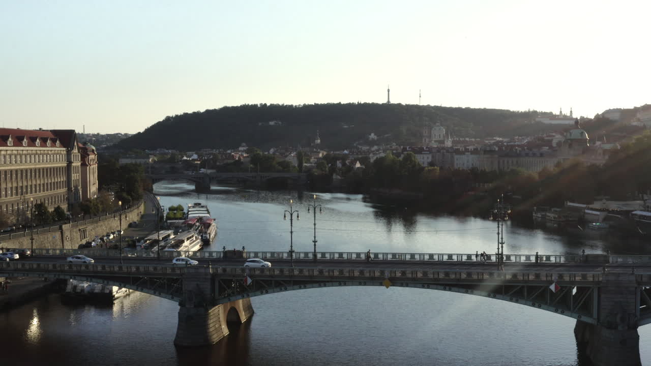 Ripresa aerea di un ponte sul fiume Moldava e del Castello di Praga al tramonto, Repubblica Ceca.