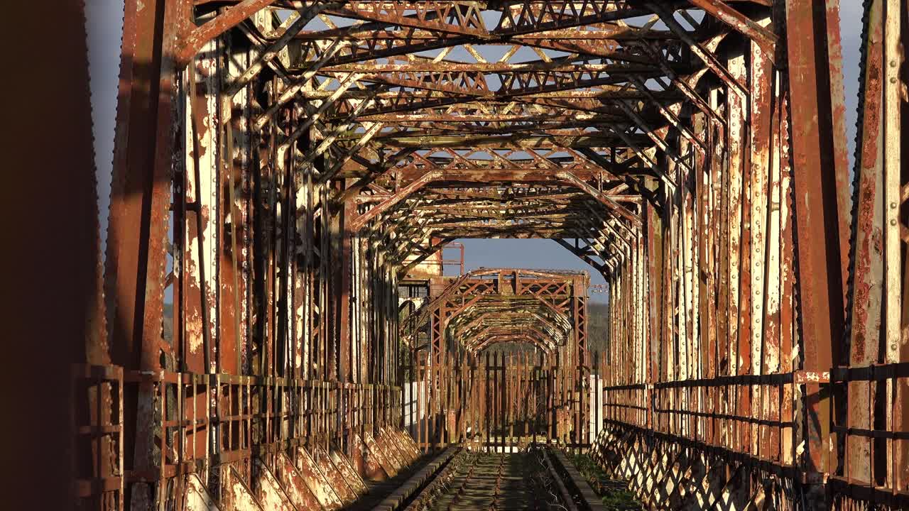 antiguo puente ferroviario en desuso, acero oxidado y patrimonio industrial