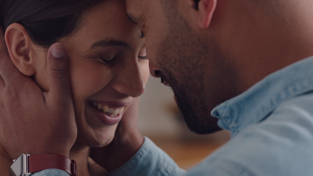 giovane coppia felice che condivide una connessione romantica fidanzato che bacia fidanzata che gode di una relazione intima