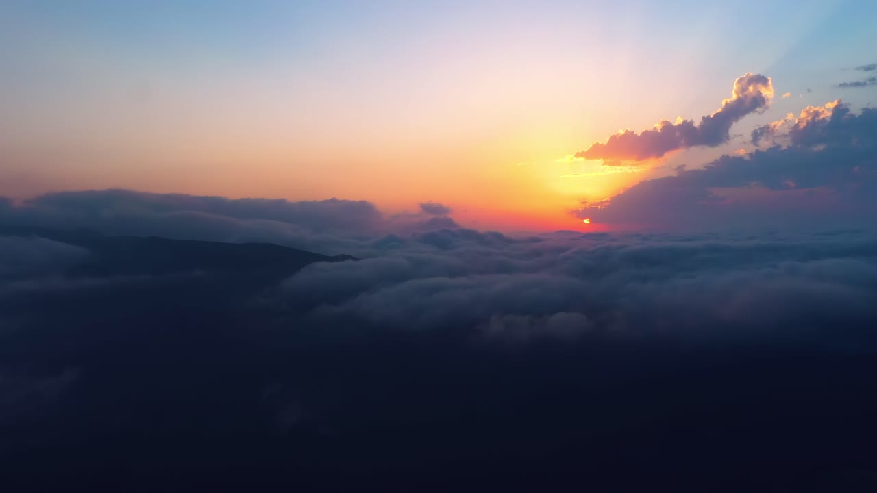 volando sobre las nubes con el sol tardío. amanecer o atardecer colorido fondo del cielo.