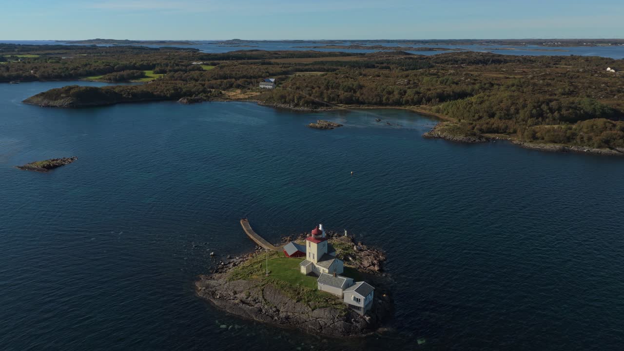 Faro di Tyrhaug remoto catturato in volo aereo sopra Smola, Norvegia