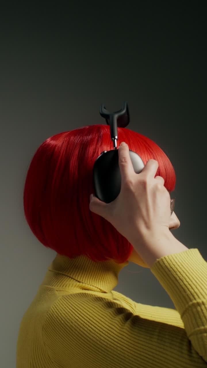 mujer con auriculares y suéter amarillo