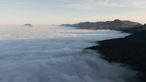 雲之上山脈, 庫里爾群島, 俄羅斯