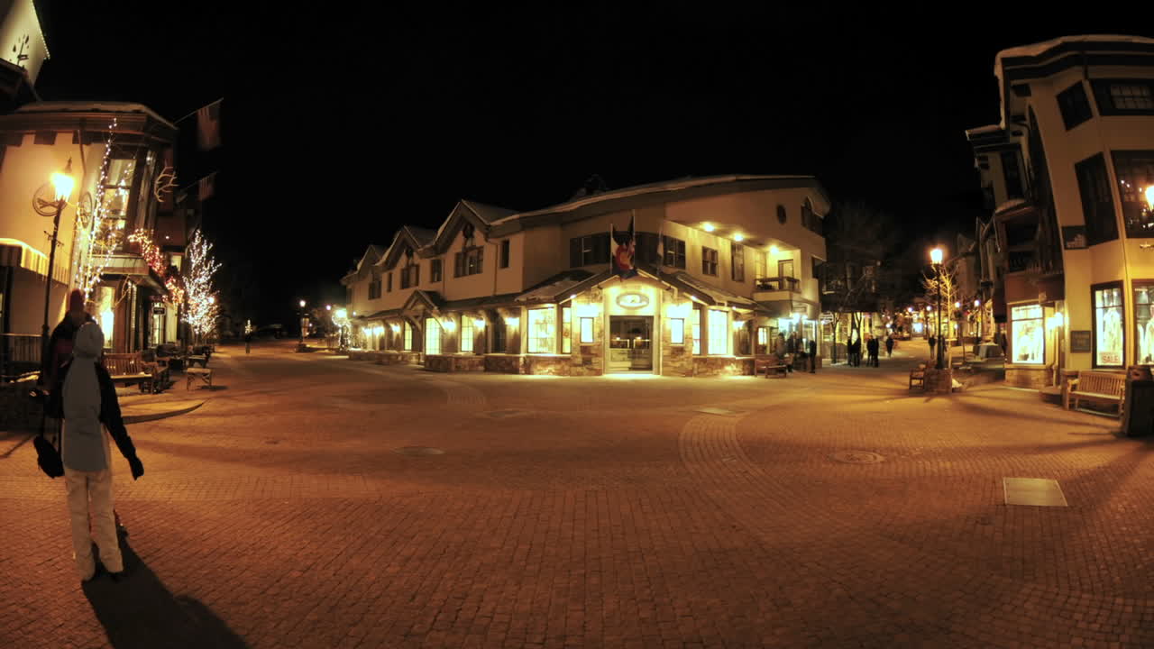 베일 콜로라도 시내에서 걷는 사람들의 야간 시간 경과