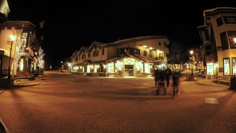 Lapso-De-Tiempo-Nocturno-De-Gente-Caminando-En-El-Centro-De-Vail-Colorado