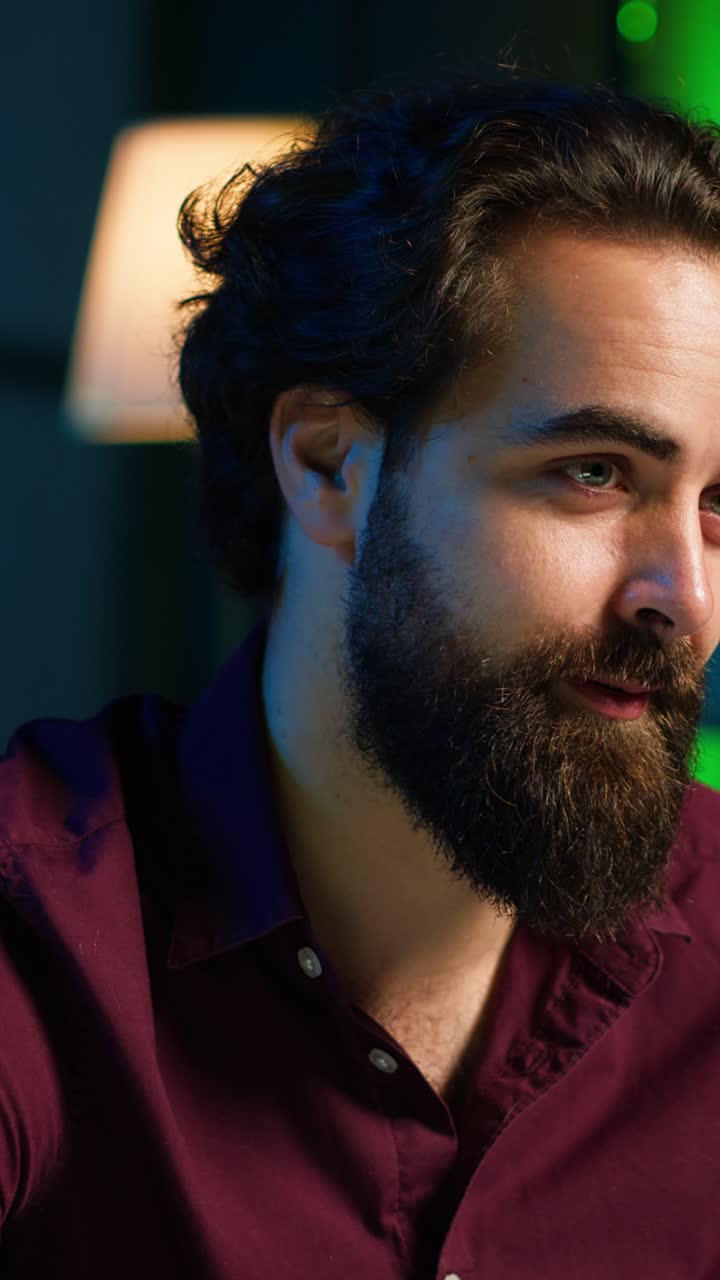 Video verticale. Primo piano di un creator di contenuti che usa il microfono in studio per realizzare un video ASMR