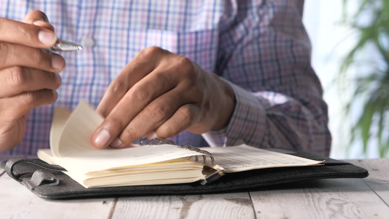 persona que escribe en un cuaderno