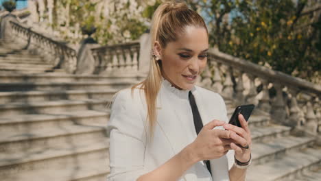 Mujer-Joven-Con-Estilo-Tomando-Selfie-Al-Aire-Libre.