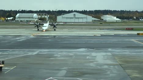 Airplane-moves-down-runway-to-gate