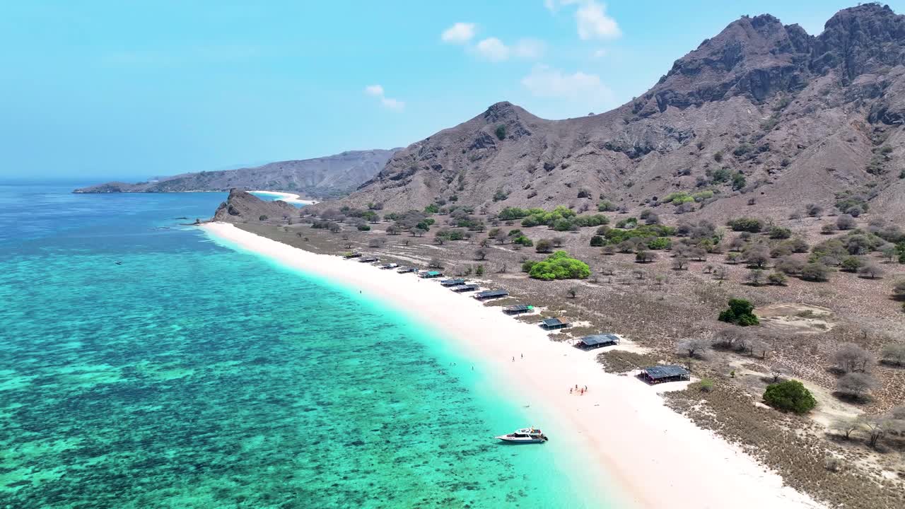 코모도 섬의 분홍색 해변 파라다이스