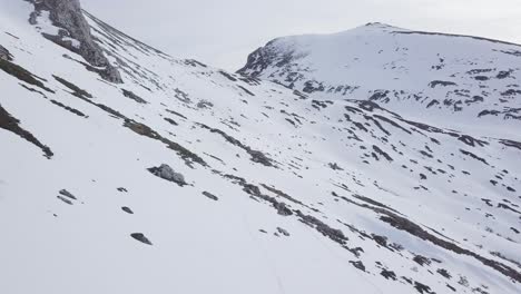 Volando-Hacia-La-Cima-De-Las-Montañas-Cubiertas-De-Nieve.-Aéreo-Hacia-Adelante