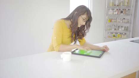 mujer árabe en el interior del hogar con tecnología redes sociales móvil feliz relajado