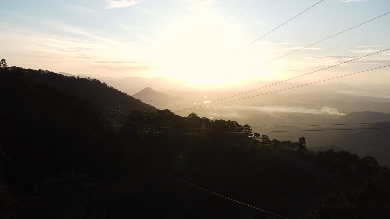 베트남의 언덕이 많은 풍경을 통해 뻗어 있는 고압 전력선