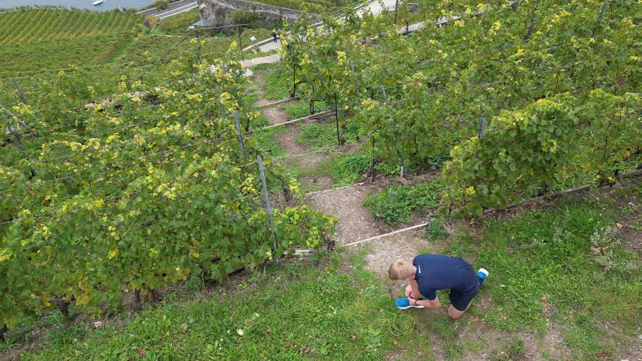 공중에서 운동선수는 자연에서 운동을 시작하기 전에 신발끈을 묶습니다.
