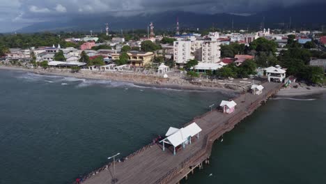 puente aéreo de muelle turístico en la montañosa ciudad costera de la ceiba, honduras