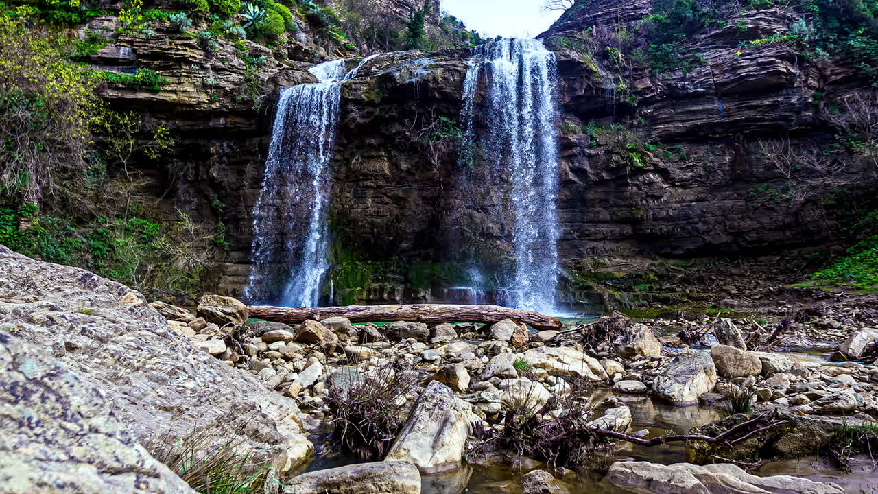 paisaje de cascada doble en un lapso de tiempo diurno