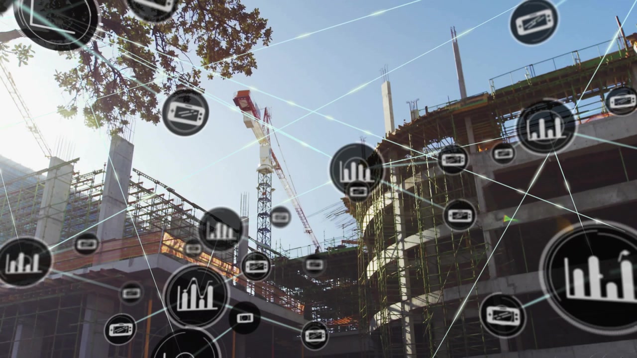 Betonová budova se tyčí s jeřábem a lešením, zatímco digitální ikony propojují datovou síť.