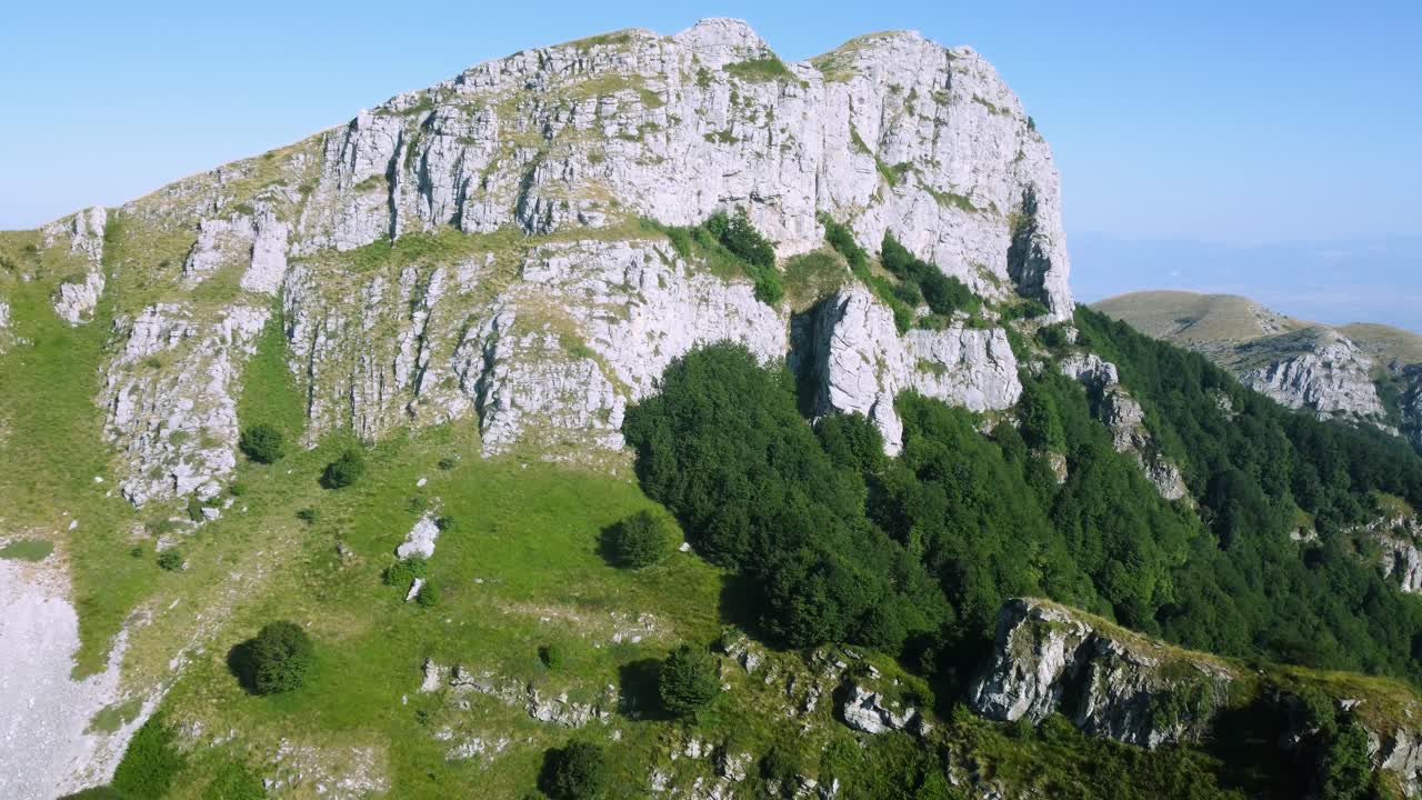 Vue aérienne de belles formations rocheuses sur un sommet montagneux et de la lisière de la forêt