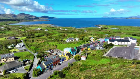 West-Cork,-Irland,-Eyeries-Village,-Leuchtende-Farben,-Touristenziel-Inmitten-Einer-Atemberaubenden-Landschaft-Zwischen-Den-Bergen-Und-Dem-Meer,-Wild-Atlantic-Way,-Die-Schönheit-Irlands