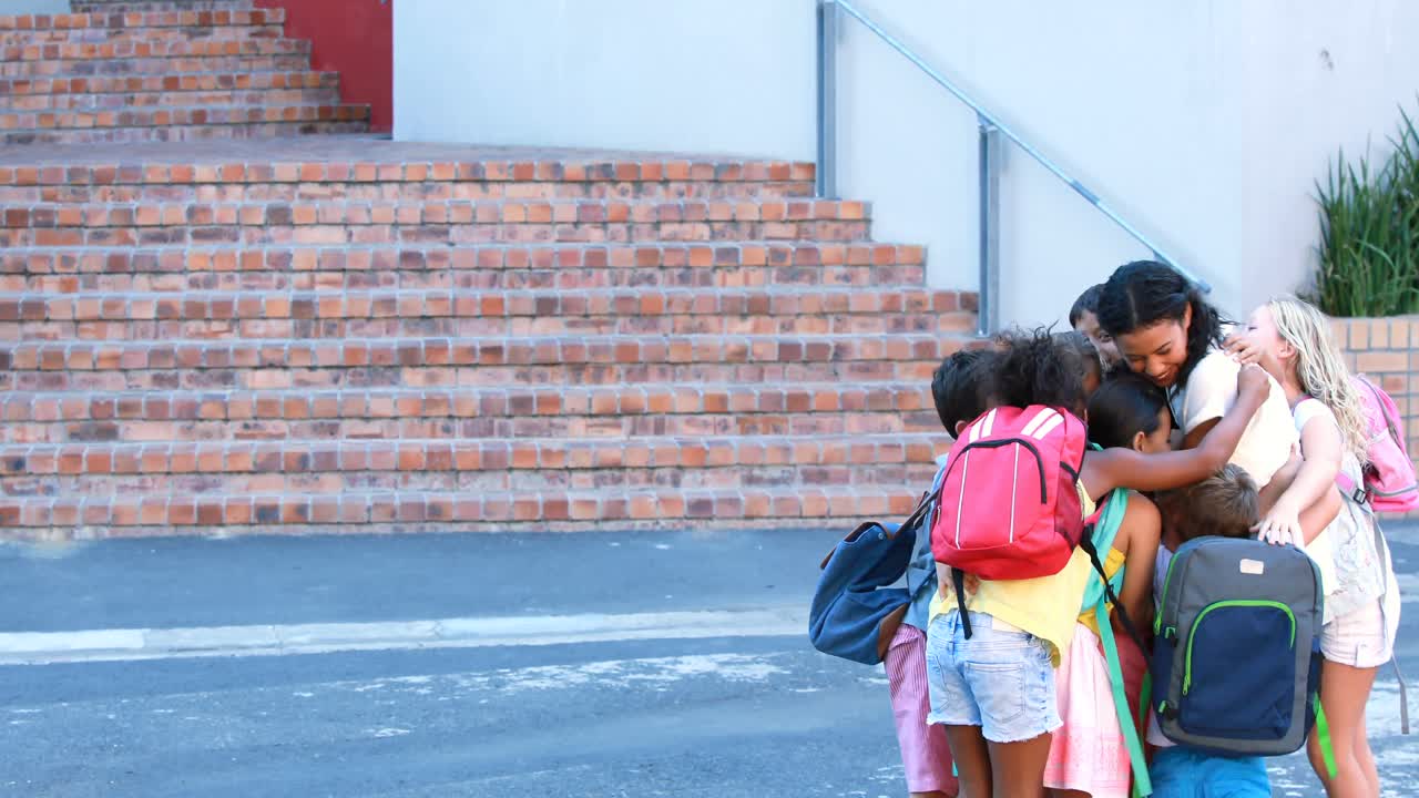 niños abrazando a una mujer