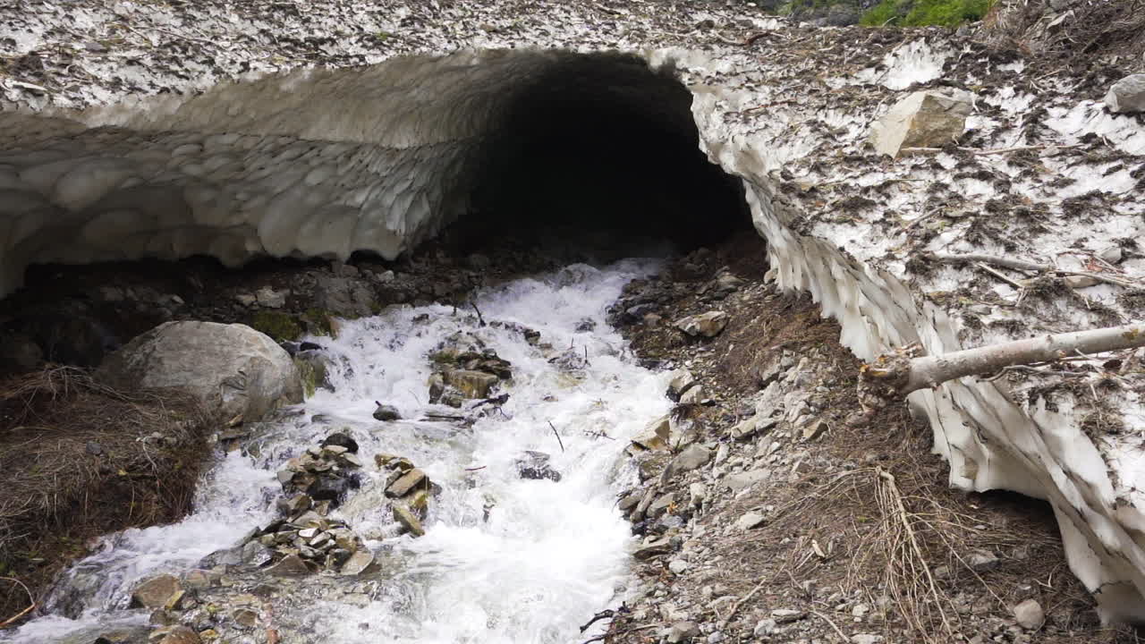 L'acqua di disgelo dalla neve e dal ghiaccio dopo una valanga