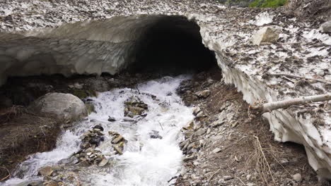 Das-Schmelzwasser-Aus-Schnee-Und-Eis-Nach-Einem-Lawinenabgang