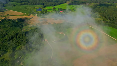 vista aérea de un dron de un halo de arco iris que rodea una nube