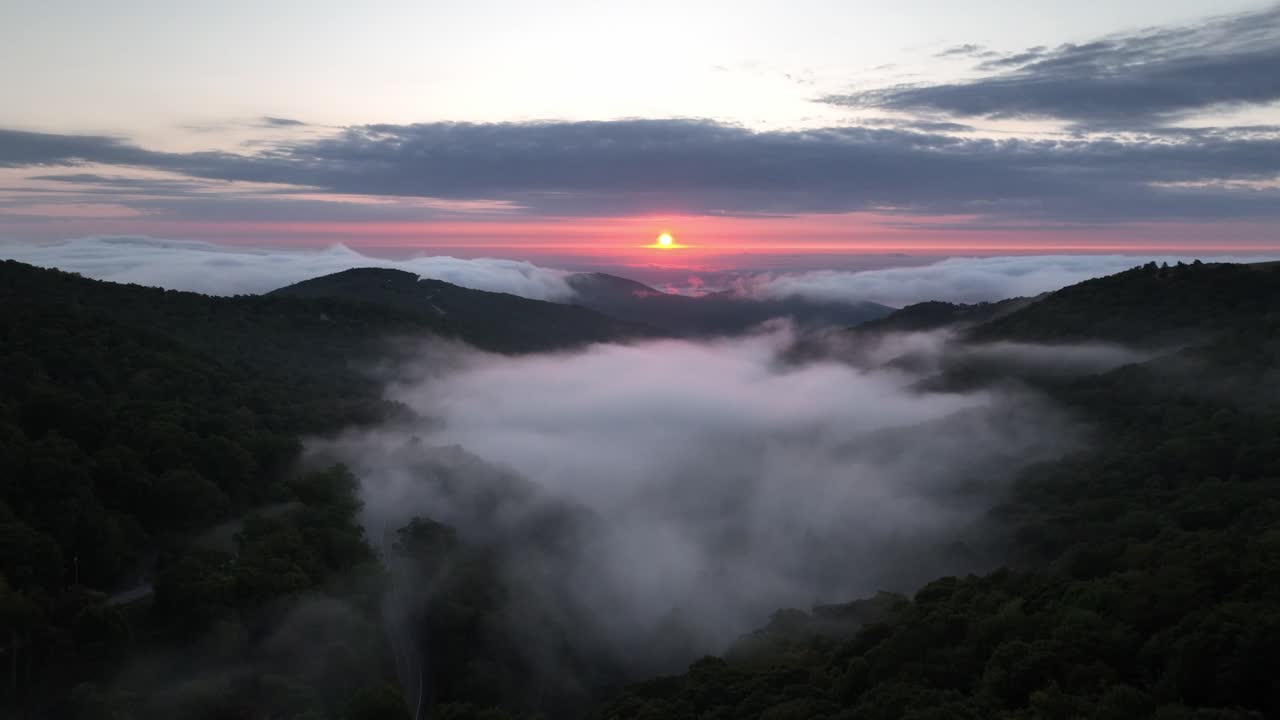 boone nc와 blowing rock nc 근처의  ⁇ 슨 nc에서 해가 뜨는 쪽으로 공중 추진