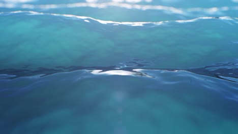 hermosas olas de agua de cerca sin problemas. movimiento lento en bucle animación 3d de la superficie del agua ondulante vista delantera.