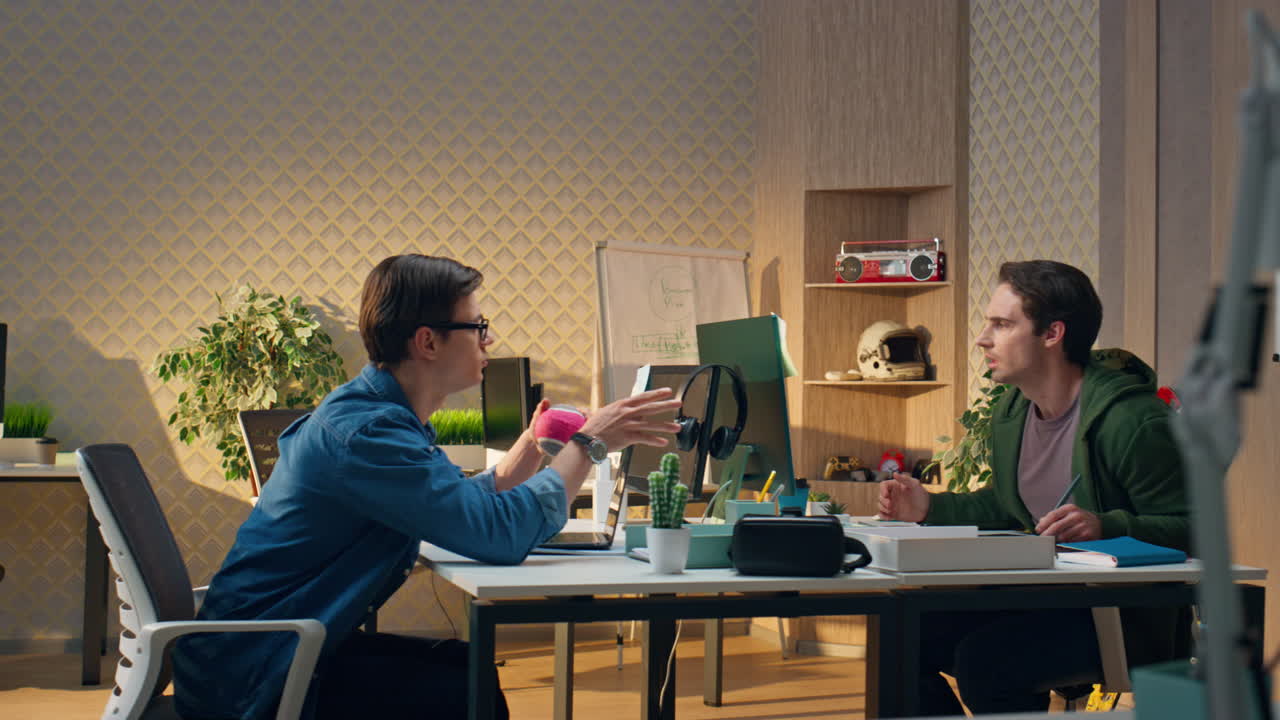 디자이너들이 스터 아파트에 대해 이야기하고, 크리에이티브 팀이 함께 논의합니다.