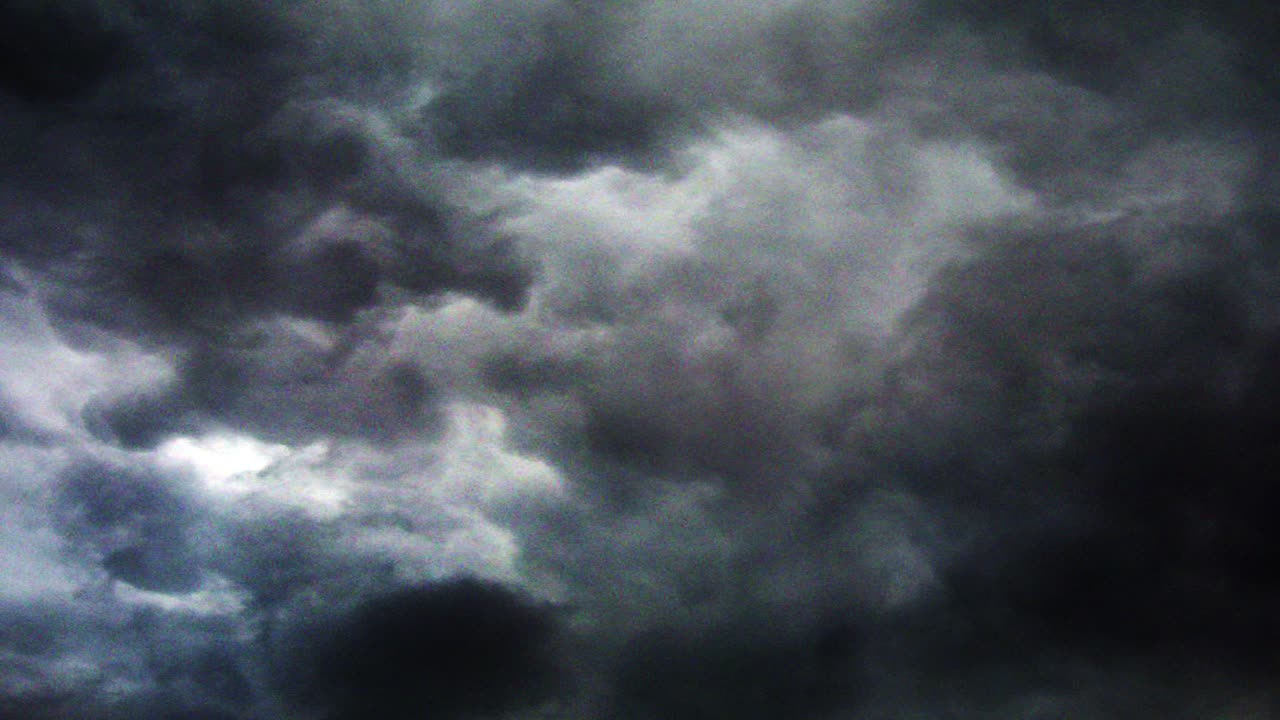 tormenta, nubes oscuras en el cielo con relámpagos