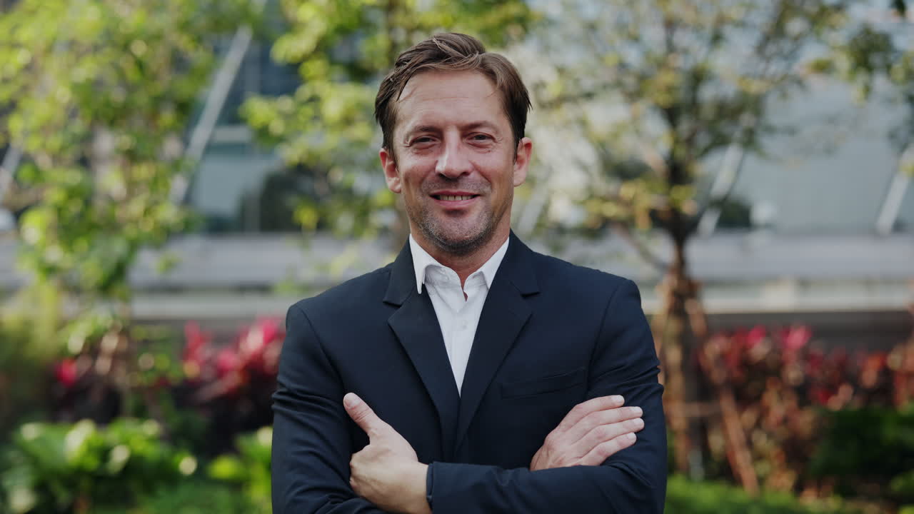 Retrato de hombre de negocios confiado