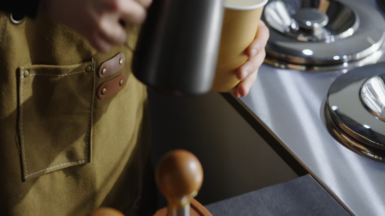 barista preparando un latte