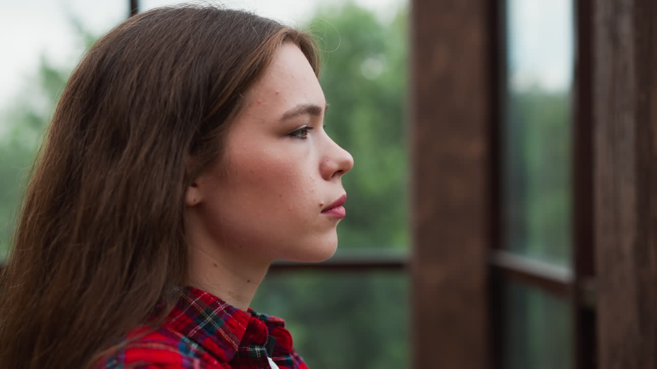 mujer lucha con los pensamientos por las ventanas. mujer triste determinación de buscar ayuda brilla a través de la señalización de un paso esperanzador hacia el manejo de los problemas