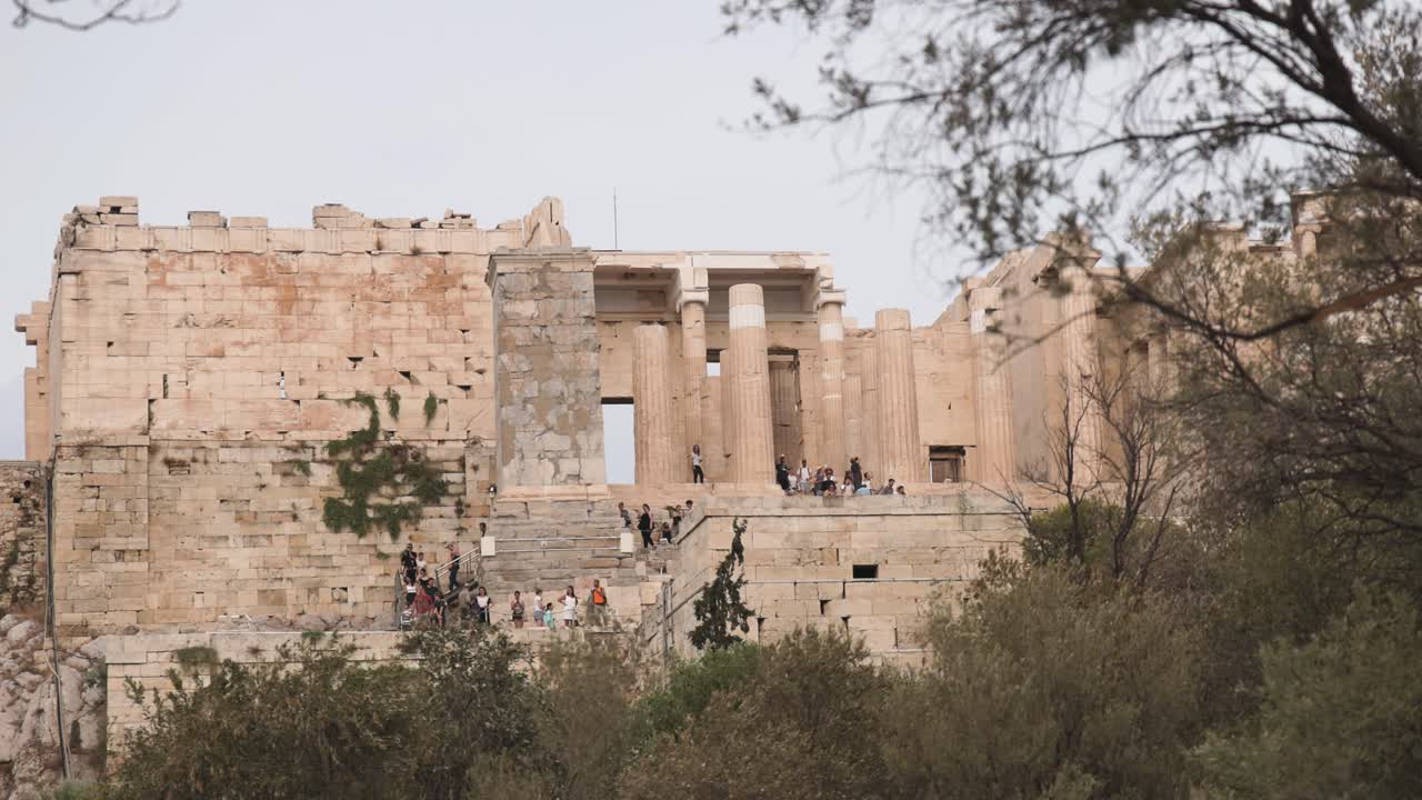 los visitantes admiran la arquitectura antigua en atenas, grecia