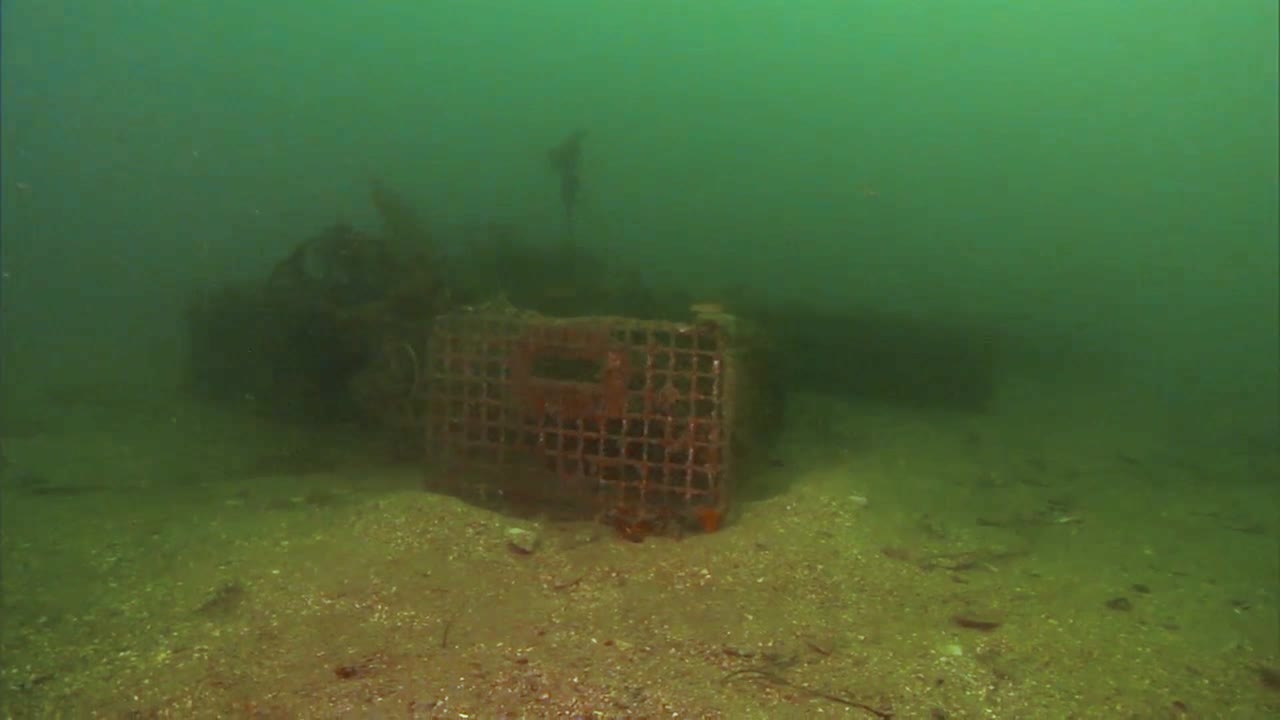 trampas de langosta oxidadas y abandonadas en el fondo del océano